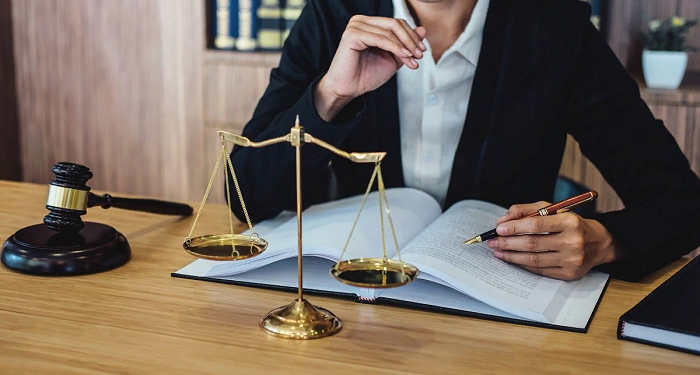 Як правильно найняти адвоката та вибрати його