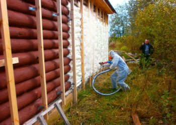 Утепление дома из бруса: наиболее эффективные методы и их преимущества