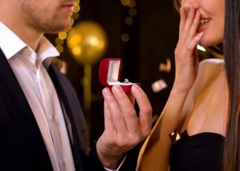 Особливості вибору та купівлі золотого кільця для жінки